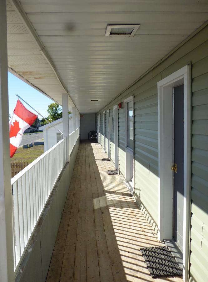 Wheel Inn Motel New Liskeard Екстериор снимка
