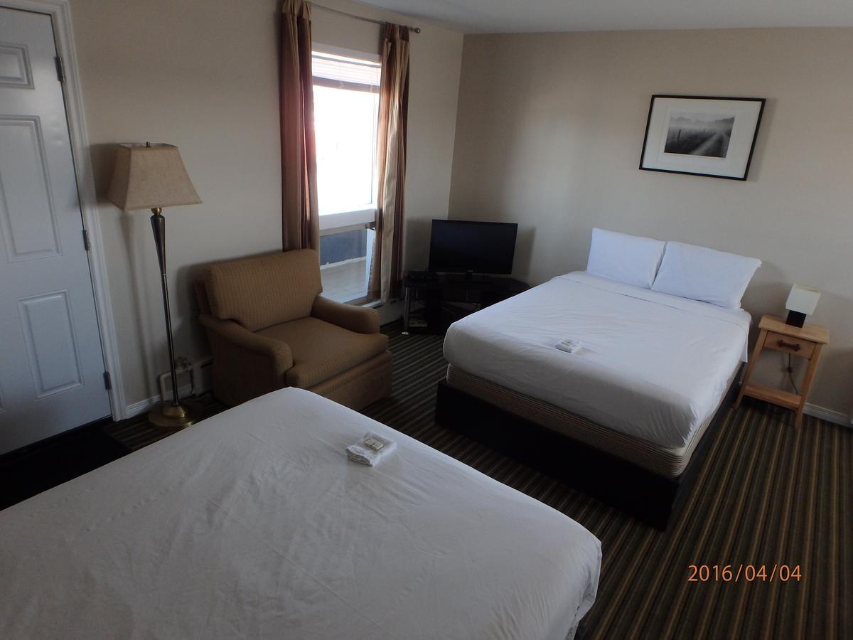 Wheel Inn Motel New Liskeard Екстериор снимка