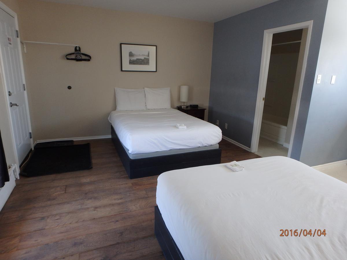 Wheel Inn Motel New Liskeard Екстериор снимка
