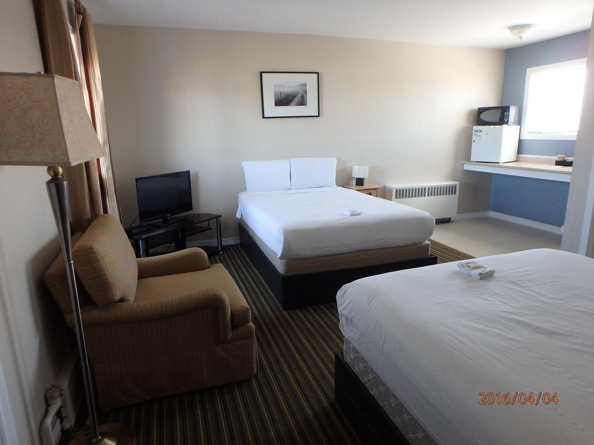 Wheel Inn Motel New Liskeard Екстериор снимка
