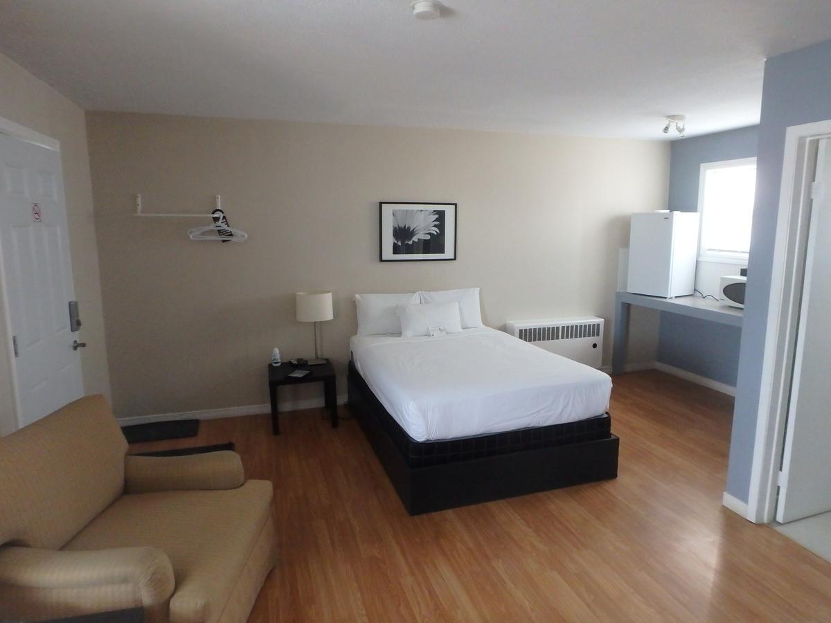 Wheel Inn Motel New Liskeard Екстериор снимка
