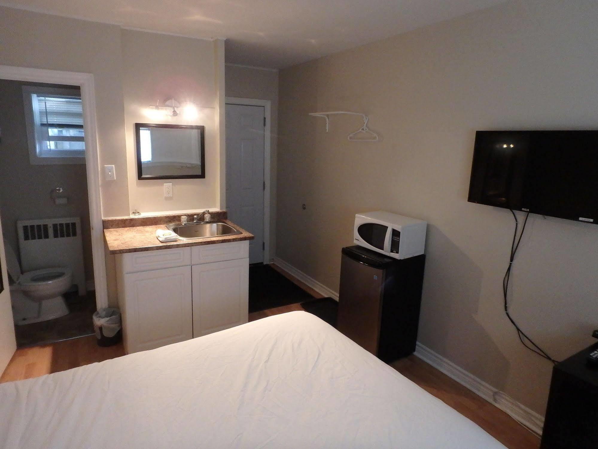 Wheel Inn Motel New Liskeard Екстериор снимка