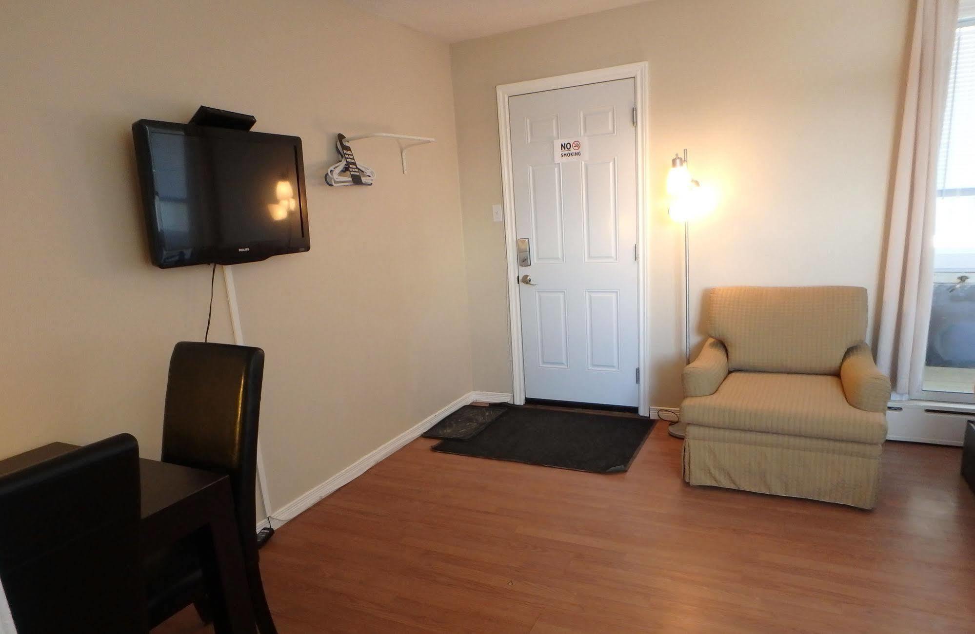 Wheel Inn Motel New Liskeard Екстериор снимка