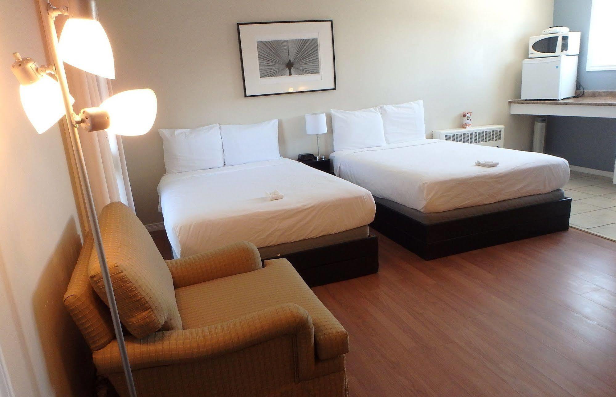 Wheel Inn Motel New Liskeard Екстериор снимка