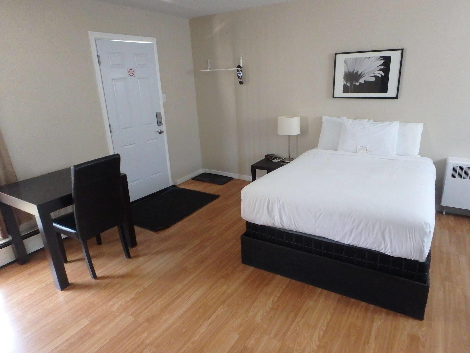 Wheel Inn Motel New Liskeard Екстериор снимка
