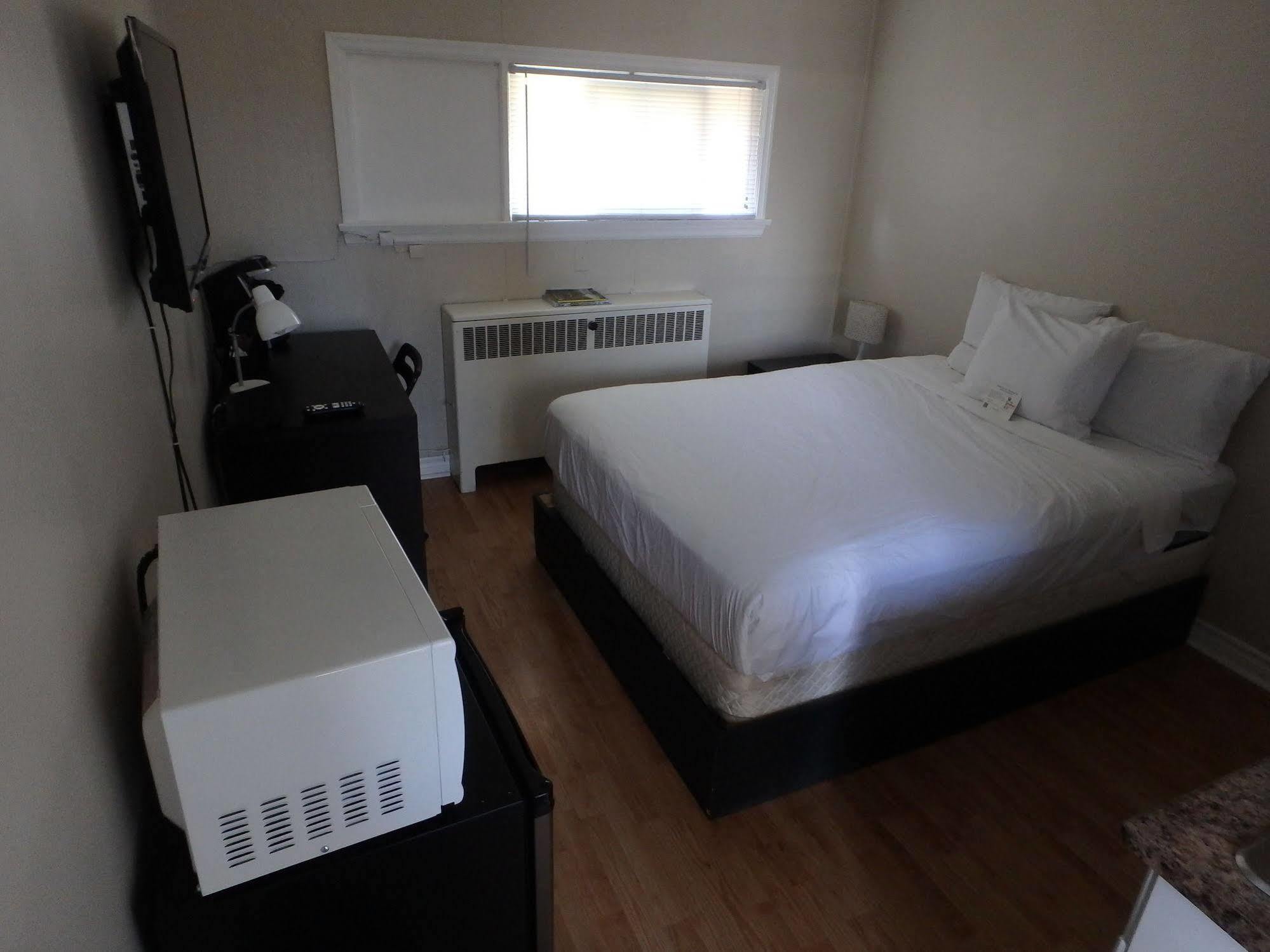 Wheel Inn Motel New Liskeard Екстериор снимка