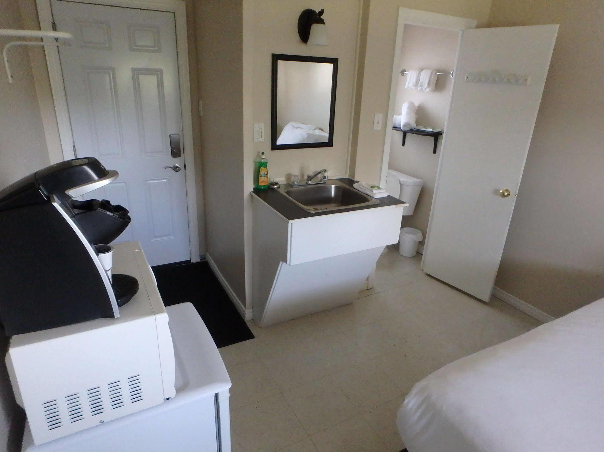 Wheel Inn Motel New Liskeard Екстериор снимка