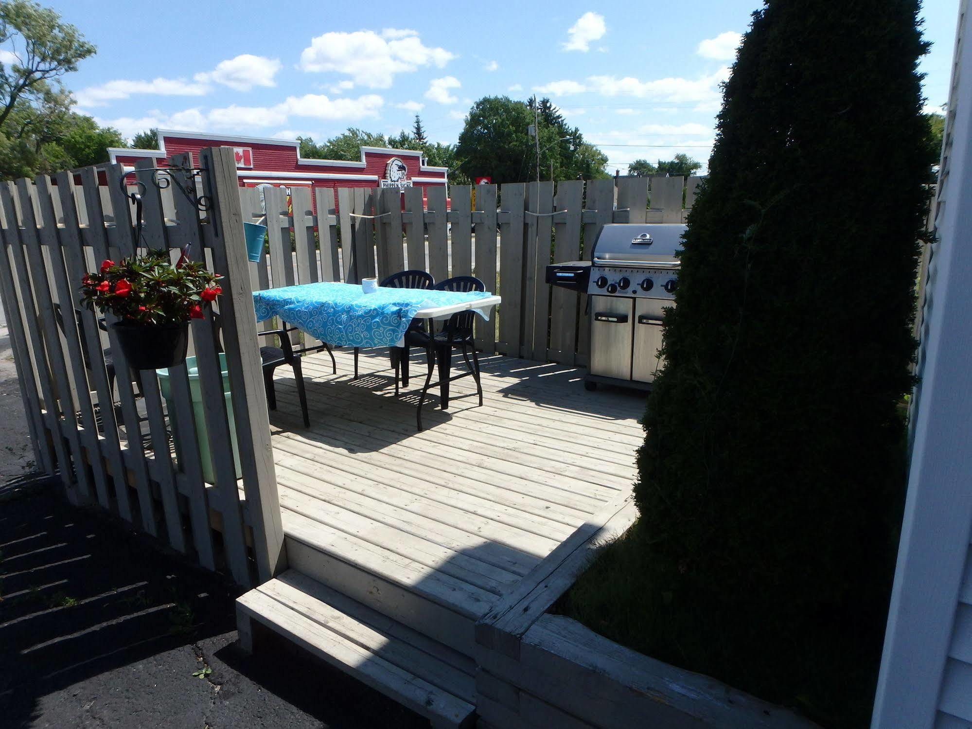 Wheel Inn Motel New Liskeard Екстериор снимка