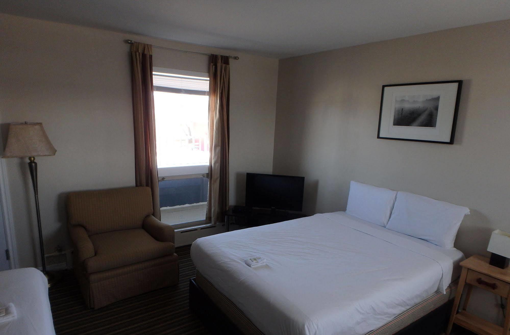 Wheel Inn Motel New Liskeard Екстериор снимка
