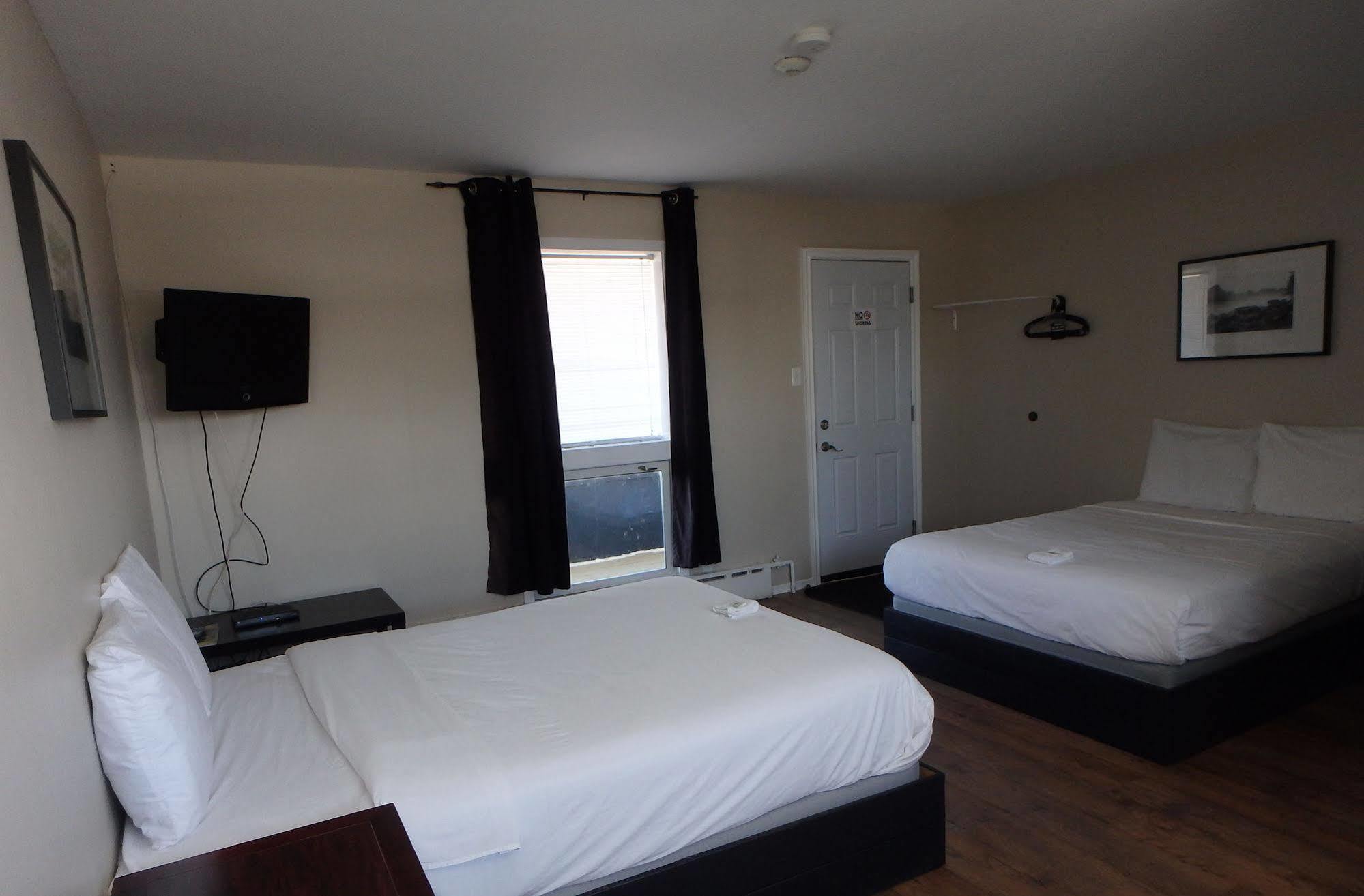 Wheel Inn Motel New Liskeard Екстериор снимка