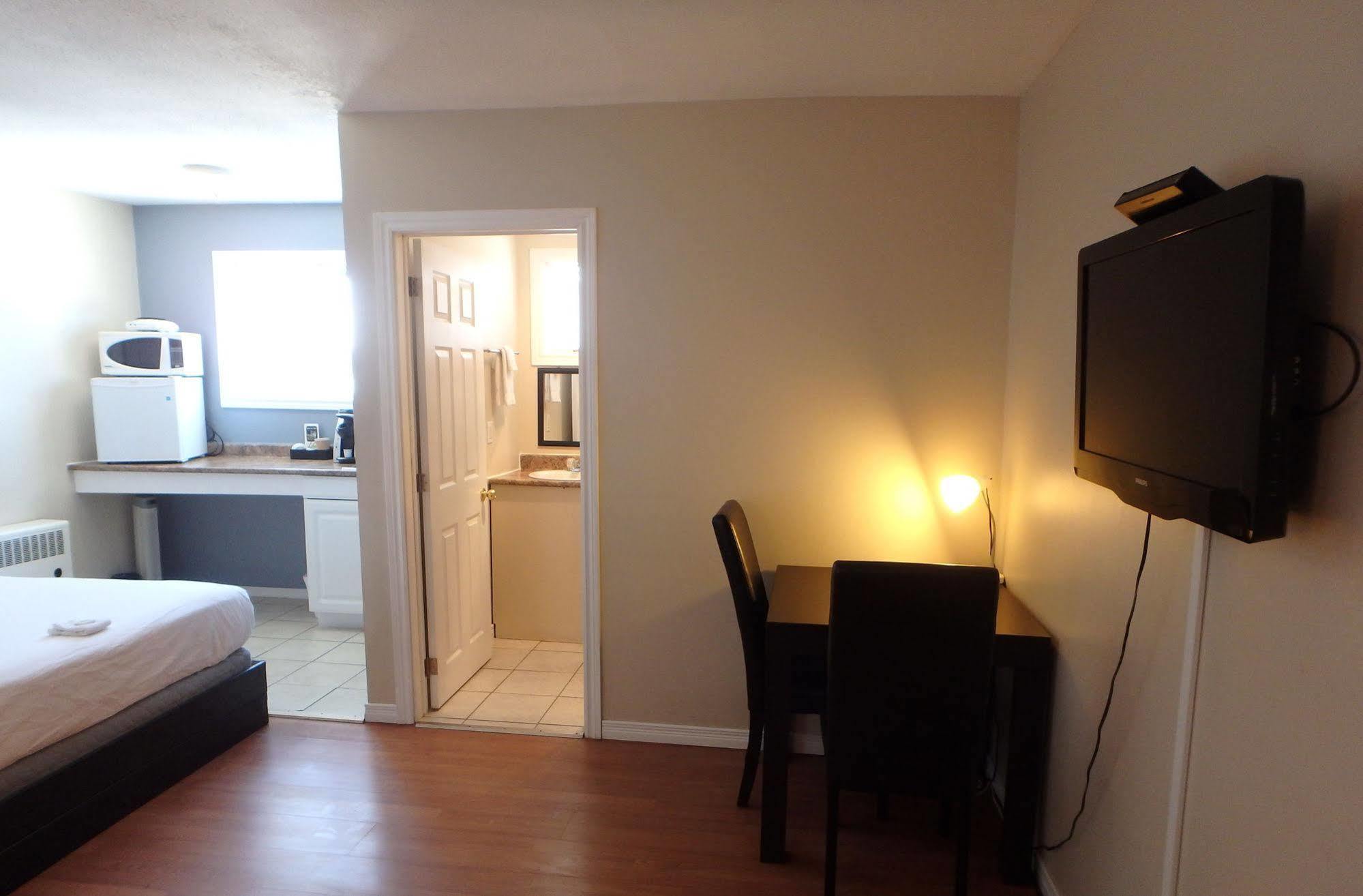 Wheel Inn Motel New Liskeard Екстериор снимка