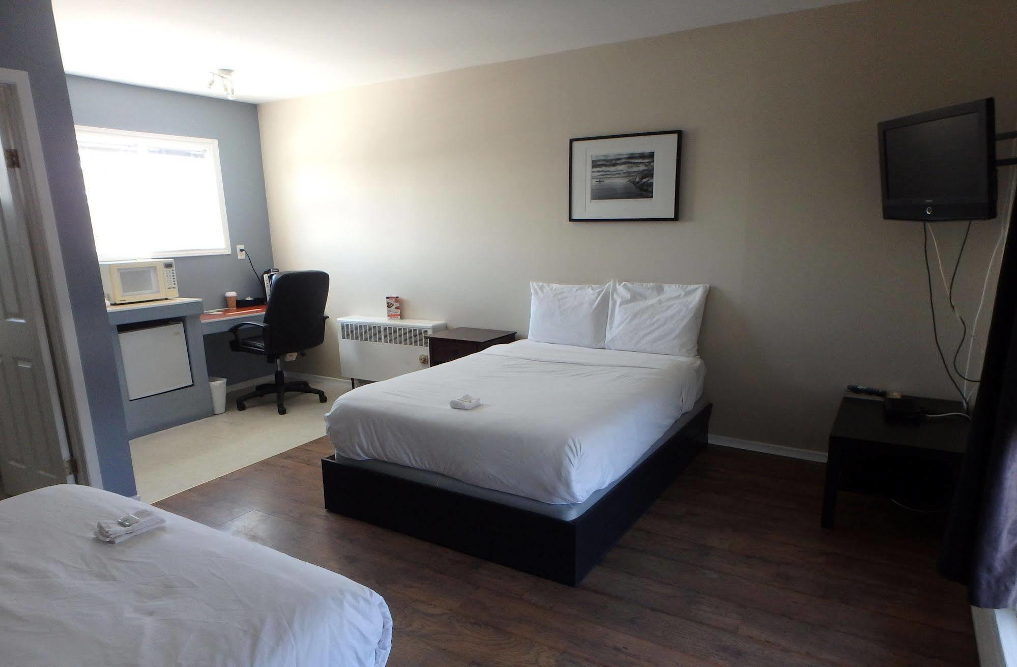 Wheel Inn Motel New Liskeard Екстериор снимка