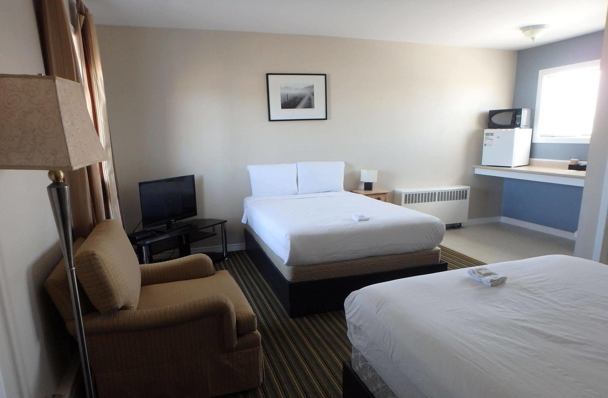 Wheel Inn Motel New Liskeard Екстериор снимка
